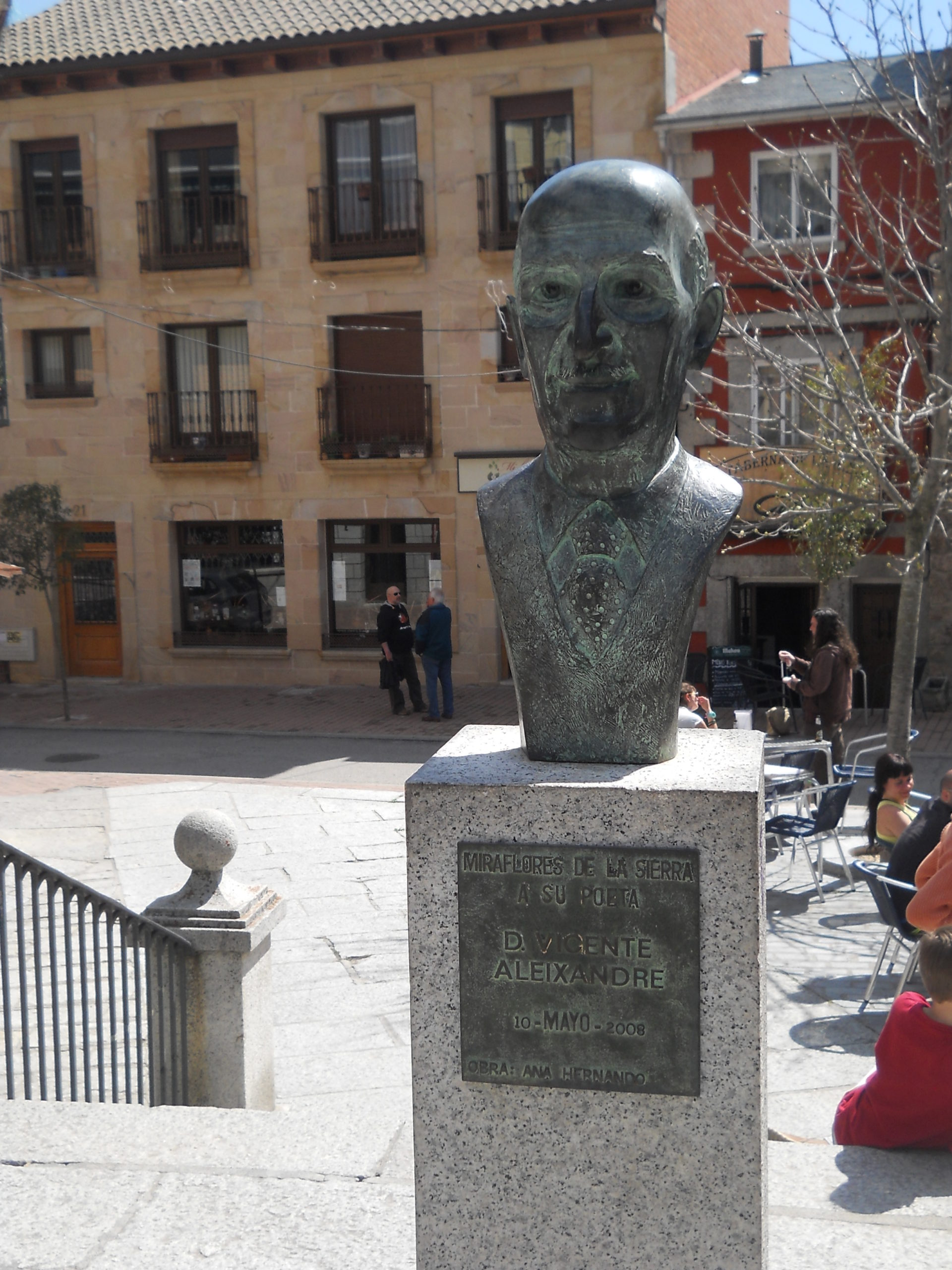 Busto de Aleixandre en Miraflores de la Sierra. Obra de Ana Hernando. Foto de Cruccone