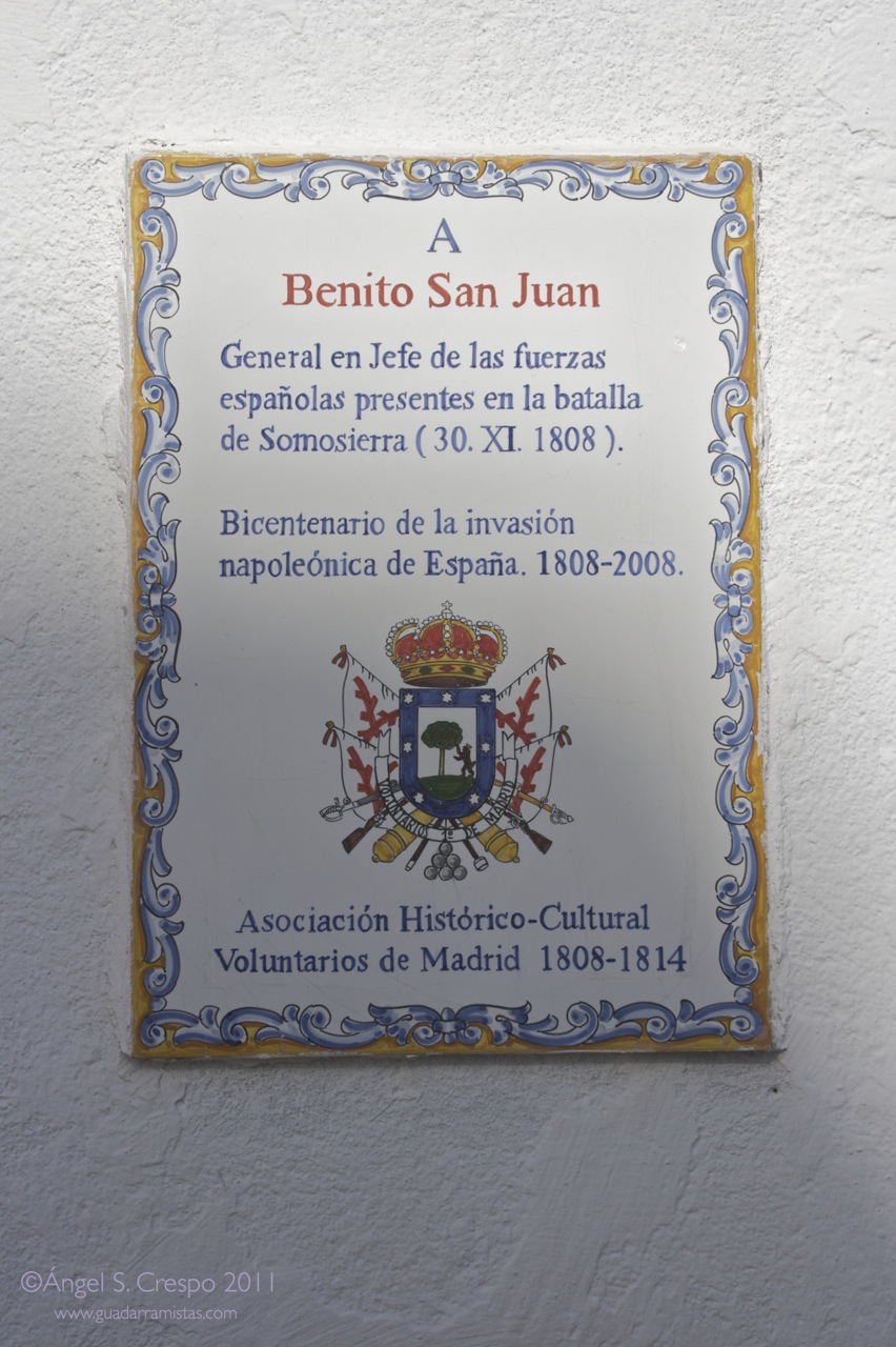 Placa que recuerda al general San Juan en la batalla de Somosierra.